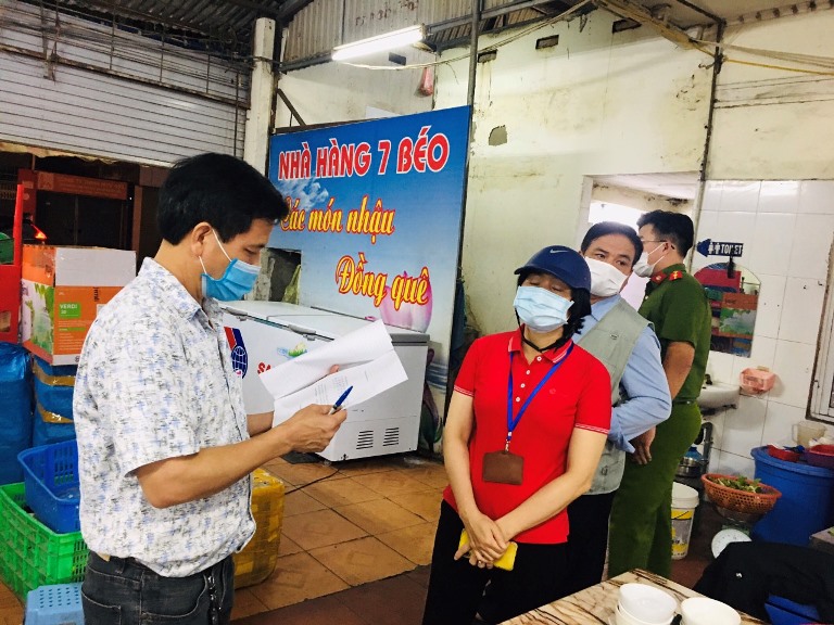 Một cửa hàng kinh doanh thực phẩm trên địa bàn quận Hoàng Mai ký cam kết đảm bảo vệ sinh ATTP và phòng chống dịch bệnh Covid-19