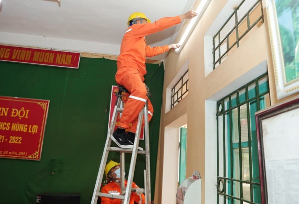 CBCNV và đoàn viên, thanh niên Công ty Điện lực Tuyên Quang thực hiện cải tạo hệ thống điện tại Trường Phổ thông dân tộc bán trú THCS Hùng Lợi (xã Hùng Lợi, huyện Yên Sơn, tỉnh Tuyên Quang