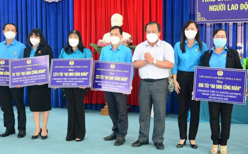 Đồng chí Nguyễn Minh Luân, Phó Chủ tịch UBND tỉnh (thứ 3 từ phải sang) trao tượng trưng túi “An sinh Công đoàn” cho đại diện các tổ chức công đoàn trong tỉnh