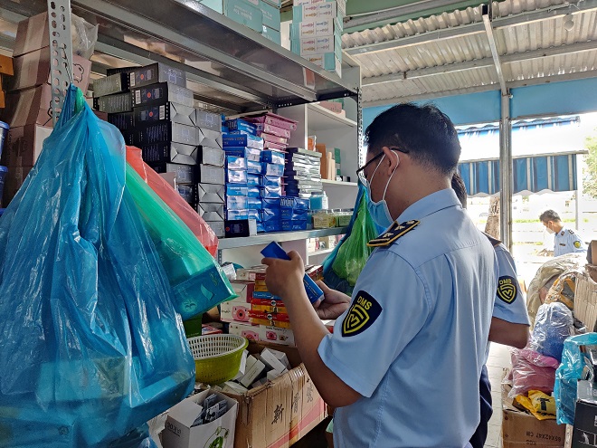 Lực lượng QLTT Thành phố Đà Nẵng kiểm tra cửa hàng