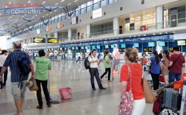 Khách du lịch đến sân bay quốc tế Đà Nẵng
