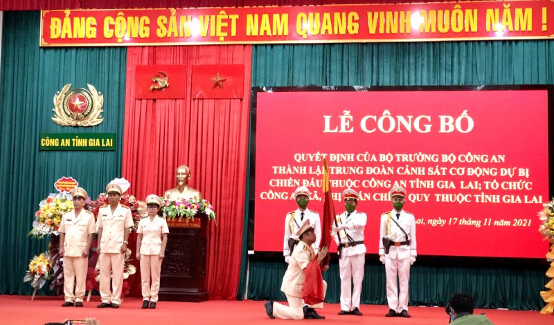 Chỉ huy Trung đoàn CSCĐ dự bị chiến đấu Công an tỉnh Gia Lai tuyên thệ