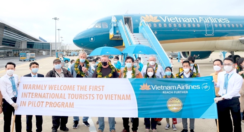Đại diện ngành Du lịch Quảng Nam chào đón các du khách ngay khi vừa đáp xuống dân bay Đà Nẵng (ảnh: Vietnam Airline cung cấp).