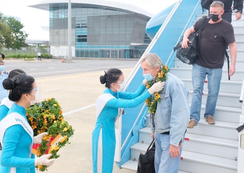 Các du khách quốc tế đầu tiên trở lại tham quan Quảng Nam sau gần 02 năm tạm ngưng do ảnh hưởng của dịch COVID-19 (ảnh: Vietnam Airline cung cấp).