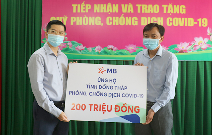 Lãnh đạo Uỷ ban Mặt trận Tổ quốc Việt Nam tỉnh tiếp nhận ủng hộ từ Ngân hàng Thương mại Cổ phần Quân đội