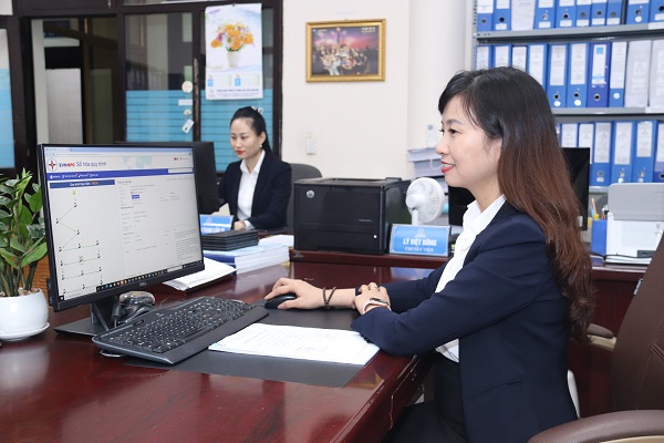 Chuyên viên Phòng Tài chính kế toán Công ty Điện lực Thái Nguyên (đơn vị trực thuộc EVNNPC) đang áp dụng thực hiện quy trình giải ngân