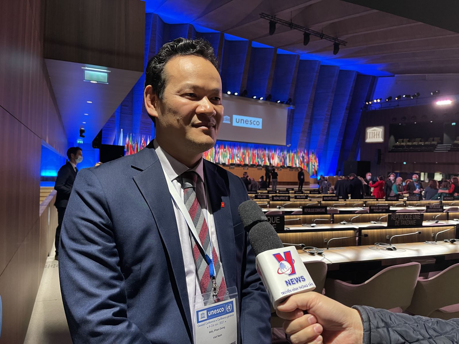 Ông Mai Phan Dũng, Tổng thư ký Ủy ban quốc gia UNESCO Việt Nam, Vụ trưởng vụ Ngoại giao Văn hóa và UNESCO, thuộc Bộ Ngoại giao, đồng thời là Trưởng phái đoàn Việt Nam tham dự Đại hội đồng UNESCO lần thứ 41, trả lời phỏng vấn TTXVN về kết quả phiên họp. Ảnh: Thu Hà/P/v TTXVN tại Pháp
