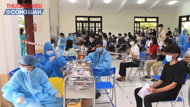 Đà Nẵng tiêm vaccine cho học sinh cấp trung học phổ thông.