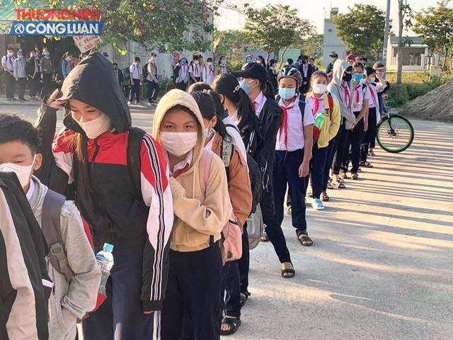 Học sinh khối 10, 11 đi học trực tiếp từ ngày 29/11. (Ảnh trong: Học sinh Trường THCS Đàm Quang Trung, quận Liên Chiểu)