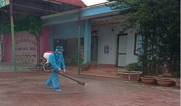 Lực lượng chức năng Phun khử khuẩn tại trường Mầm non thị trấn Bát Xát