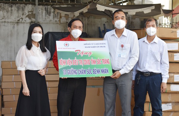 Lãnh đạo Sở Y tế tiếp nhận trao tặng của Hội Chữ thập đỏ tỉnh Sóc Trăng