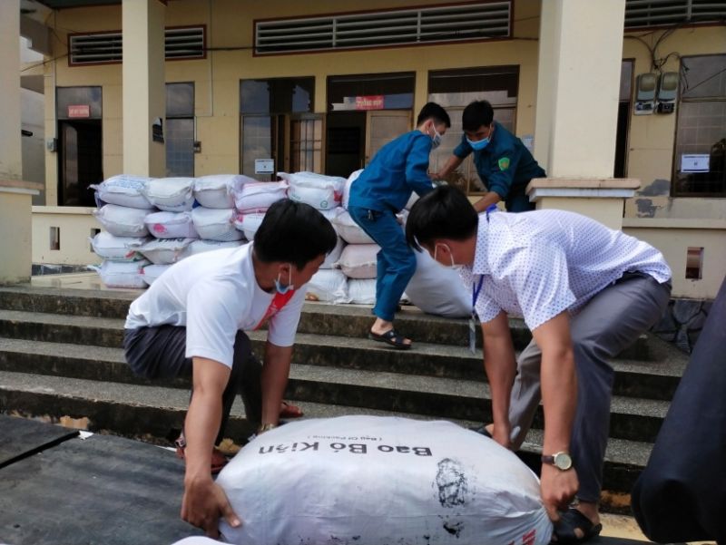 Hỗ trợ gạo cho 3.415 hộ dân khó khăn tại các khu phong toả