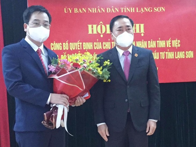 Chủ tịch UBND tỉnh Lạng Sơn Hồ Tiến Thiệu (bìa phải) chúc mừng tân Giám đốc Sở Kế hoạch và Đầu tư