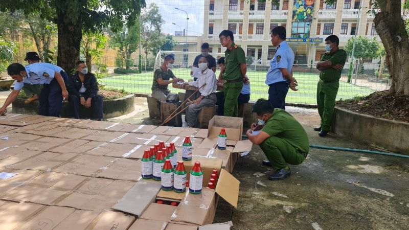 Lực lượng chức năng tỉnh Gia Lai kiểm đến .800 lít thuốc bảo vệ thực vật chứa hoạt chất Glyphosate cấm sử dụng tại Việt Nam