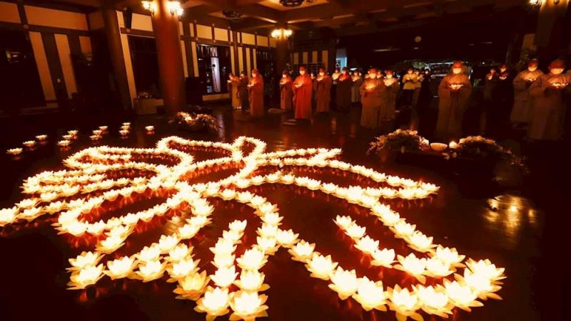 Các tăng ni, Phật tử thực hiện nghi thức tưởng niệm đồng bào tử vong và cán bộ, chiến sĩ hy sinh trong đại dịch Covid-19 tại Tu viện Khánh An, Quận 12, TP. Hồ Chí Minh