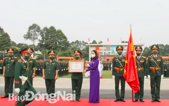 Phó chủ tịch nước Võ Thị Ánh Xuân trao Huân chương Quân công hạng Nhì cho nhà trường