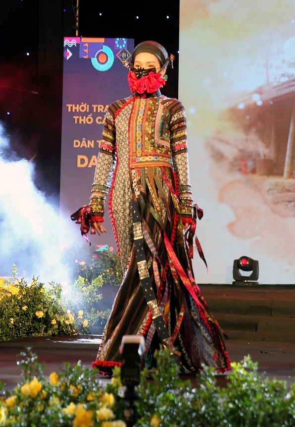 Trình diễn áo dài của các đồng bào dân tộc trong tỉnh Lào Cai tại lễ khai mạc.