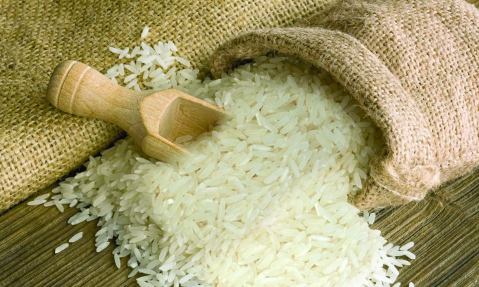 Giá gạo 5% tấm của Việt Nam giảm từ mức 430-435 USD/tấn của cuối tuần trước về mức 425-430 USD/tấn.