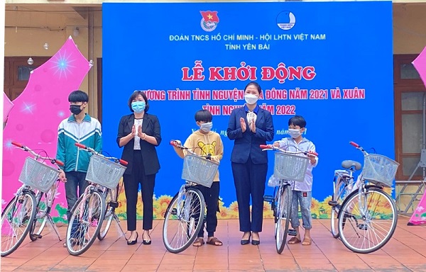 Các đồng chí lãnh đạo tặng 5 xe đạp cho các em học sinh có hoàn cảnh khó khăn