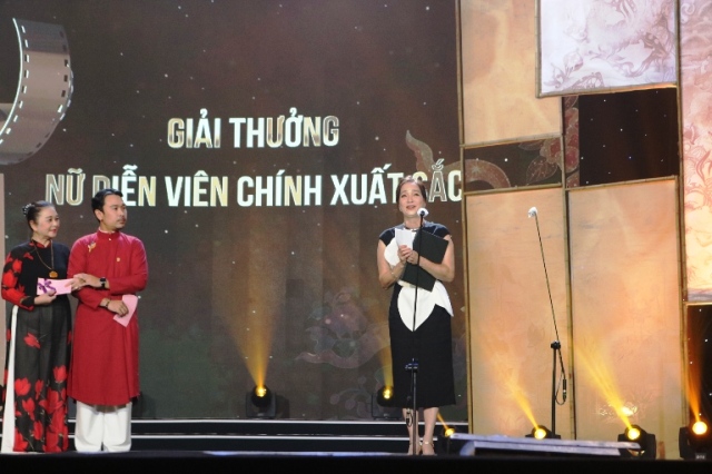 NSND Lê Khánh nhận giải nữ diễn viên chính xuất sắc NSND Lê Khánh nhận giải nữ diễn viên chính xuất sắc