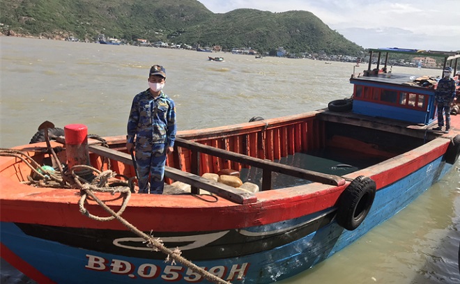 Biên Phòng Bình Định bắt giữ tàu vận chuyển 9.000 lít dầu DO không rõ nguồn gốc