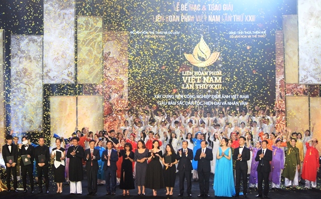 các nghệ sĩ giã biệt trong Lễ bế mạc LHP Lần thứ XXII ở Huế các nghệ sĩ giã biệt trong Lễ bế mạc LHP Lần thứ XXII ở Huế