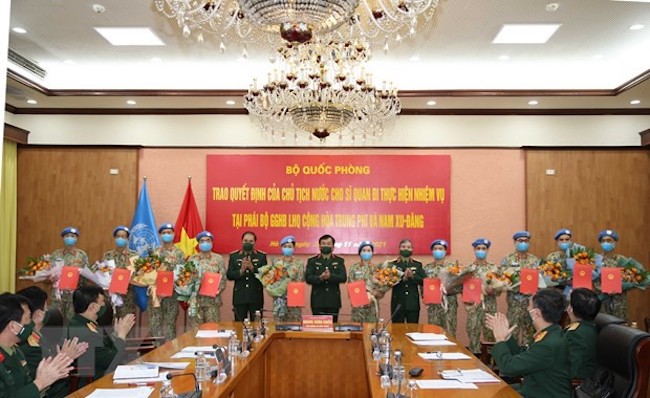 Thượng tướng Hoàng Xuân Chiến trao quyết định của Chủ tịch nước cho 12 sĩ quan làm nhiệm vụ gìn giữ hòa bình Liên Hợp Quốc tại Cộng hòa Nam Sudan và Cộng hòa Trung Phi.