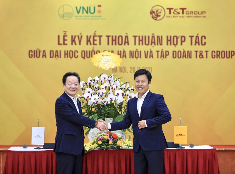 Chủ tịch HĐQT kiêm Tổng Giám đốc T&T Group Đỗ Quang Hiển tặng hoa chúc mừng ngày Nhà giáo Việt Nam 20-11