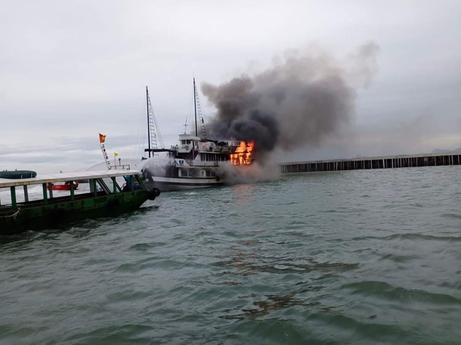 Hai tàu du lịch cháy dữ dội trên Vịnh Hạ Long