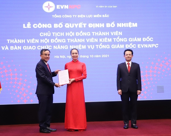 Ông Dương Quang Thành - Chủ tịch HĐTV EVN trao quyết định Bổ nhiệm Chủ tịch HĐTV EVNNPC cho bà Đỗ Nguyệt Ánh
