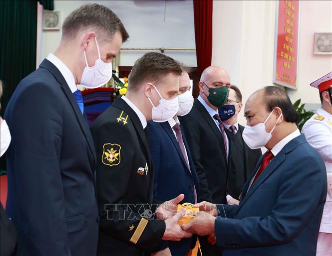 Chủ tịch nước Nguyễn Xuân Phúc với lãnh đạo Trung tâm Nhiệt đới Việt - Nga. Ảnh: Thống Nhất/TTXVN