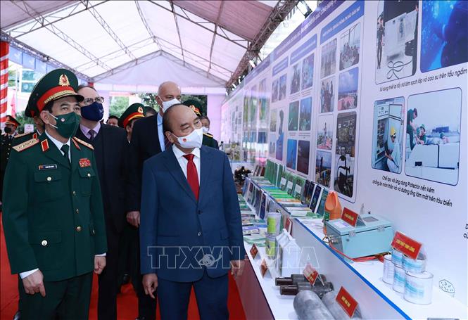 Chủ tịch nước Nguyễn Xuân Phúc thăm khu trưng bày sản phẩm khoa học - công nghệ tại Trung tâm Nhiệt đới Việt - Nga. Ảnh: Thống Nhất/TTXVN