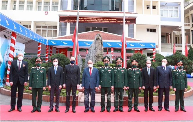 Chủ tịch nước Nguyễn Xuân Phúc tặng quà cho các chuyên gia đang làm việc tại Trung tâm Nhiệt đới Việt - Nga. Ảnh: Thống Nhất/TTXVN