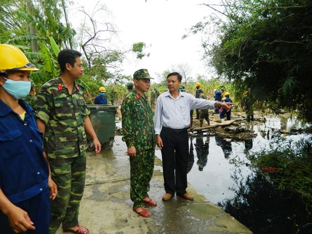 Lực lượng quân đội về giúp dọn vệ sinh môi trường ở Cồn Hến