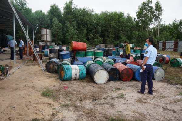 Đoàn kiểm tra kiểm tại cơ sở sản xuất của ông Nguyễn Văn Bộ có 100 thùng phi nhớt thải