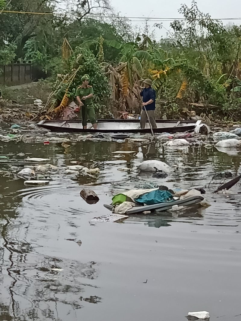Rác thải nhựa nguy hại bị chôn lấp dưới hồ lâu năm ở Cồn Hến được lấy lên