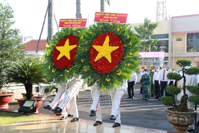 Các đại biểu dâng hoa tại di tích lịch sử - văn hóa cấp Quốc gia 