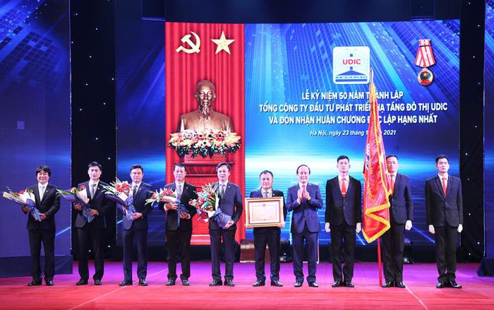Phó Bí thư Thành ủy, Chủ tịch HĐND thành phố Nguyễn Ngọc Tuấn trao Huân chương Độc lập hạng Nhất cho Tổng công ty UDIC