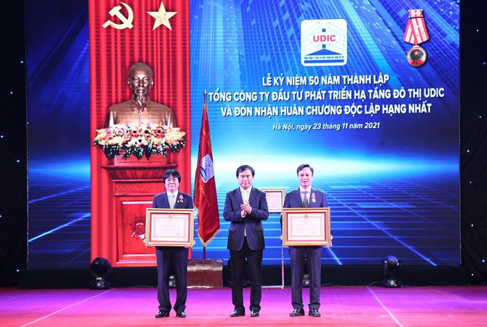 Thứ trưởng Bộ Xây dựng Lê Quang Hùng trao Huân chương Lao động Hạng Ba cho 2 cá nhân là Tổng Giám đốc và Phó Tổng Giám đốc UDIC