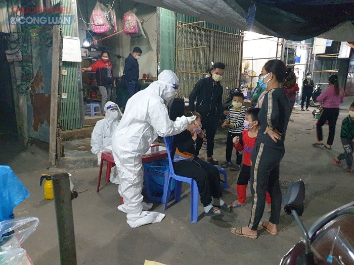 Trong tối 23/11, UBND phường Phú Lãm tiến hành khám test, truy vết F0 tại khu vực chợ Xốm
