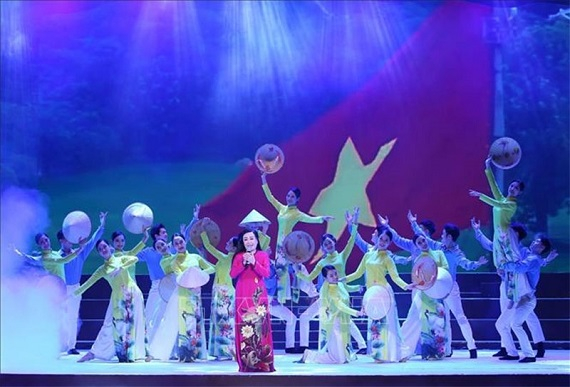 Chương trình nghệ thuật “Niềm tin và khát vọng” tối 21/11 tại Nhà hát Lớn (Hà Nội) chào mừng Hội nghị Văn hóa toàn quốc (Ảnh: TTXVN)