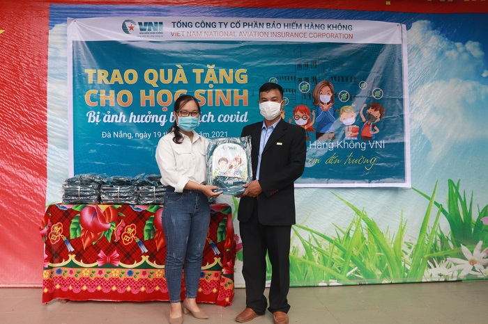 Đại diện Tổng Công ty Cổ phần Bảo hiểm Hàng không trao quà tặng cho học sinh khó khăn do dịch bệnh Covid-19 tại TP. Đà Nẵng