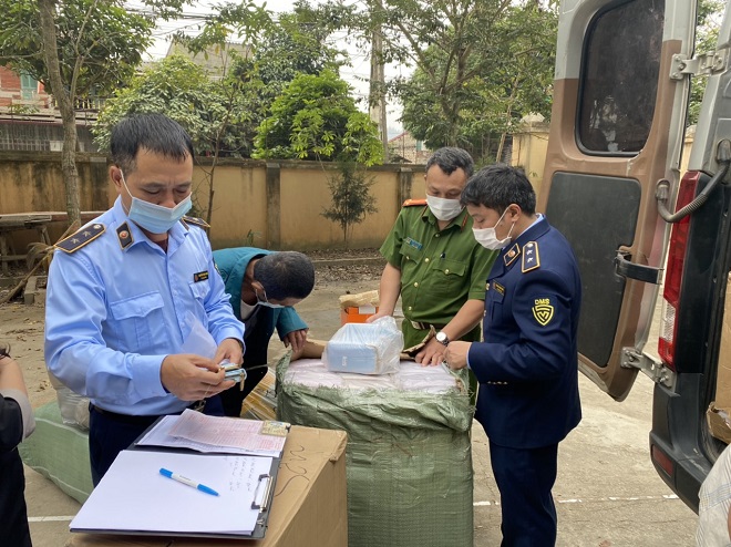 Lạng Sơn: Tạm giữ 02 phương vận tải để xác minh nguồn gốc số hàng hóa trên xe