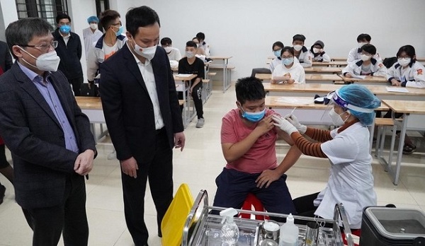 Chủ tịch UBND tỉnh Hải Dương giám sát quá trình tiêm vắc xin cho học sinh