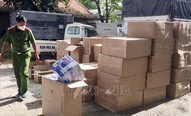 Phát hiện xe tải vận chuyển hơn 4.400 sản phẩm hàng hóa không rõ nguồn gốc tại An Giang