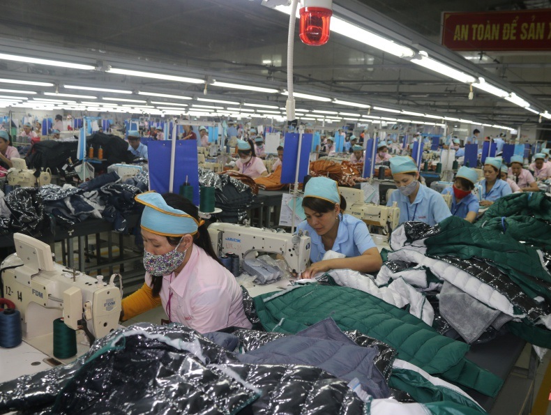 Công nhân Công ty TNHH May mặc xuất khẩu Appareltech Vĩnh Lộc trong giờ làm việc