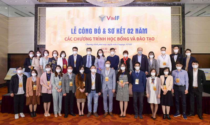 Vingroup trao 40 tỷ đồng học bổng đào tạo 300 thạc sĩ, tiến sĩ trong nước