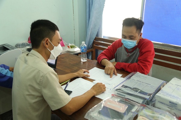 Nguyễn Hoàng Gia Bảo (áo đỏ) tại cơ quan Cảnh sát điều tra