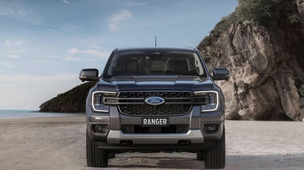 Đầu xe Ford Ranger thế hệ mới nổi bật với cụm đèn pha LED và lưới tản nhiệt mới