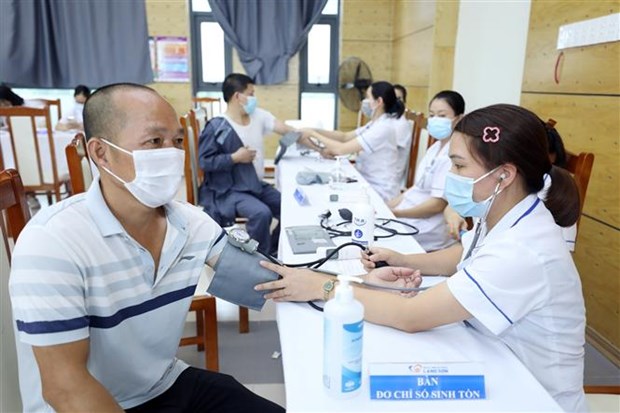 Kiểm tra sức khỏe trước khi tiêm vaccine phòng Covid-19 cho người dân tại Bệnh viện Đa khoa tỉnh Lạng Sơn (Ảnh TTXVN)